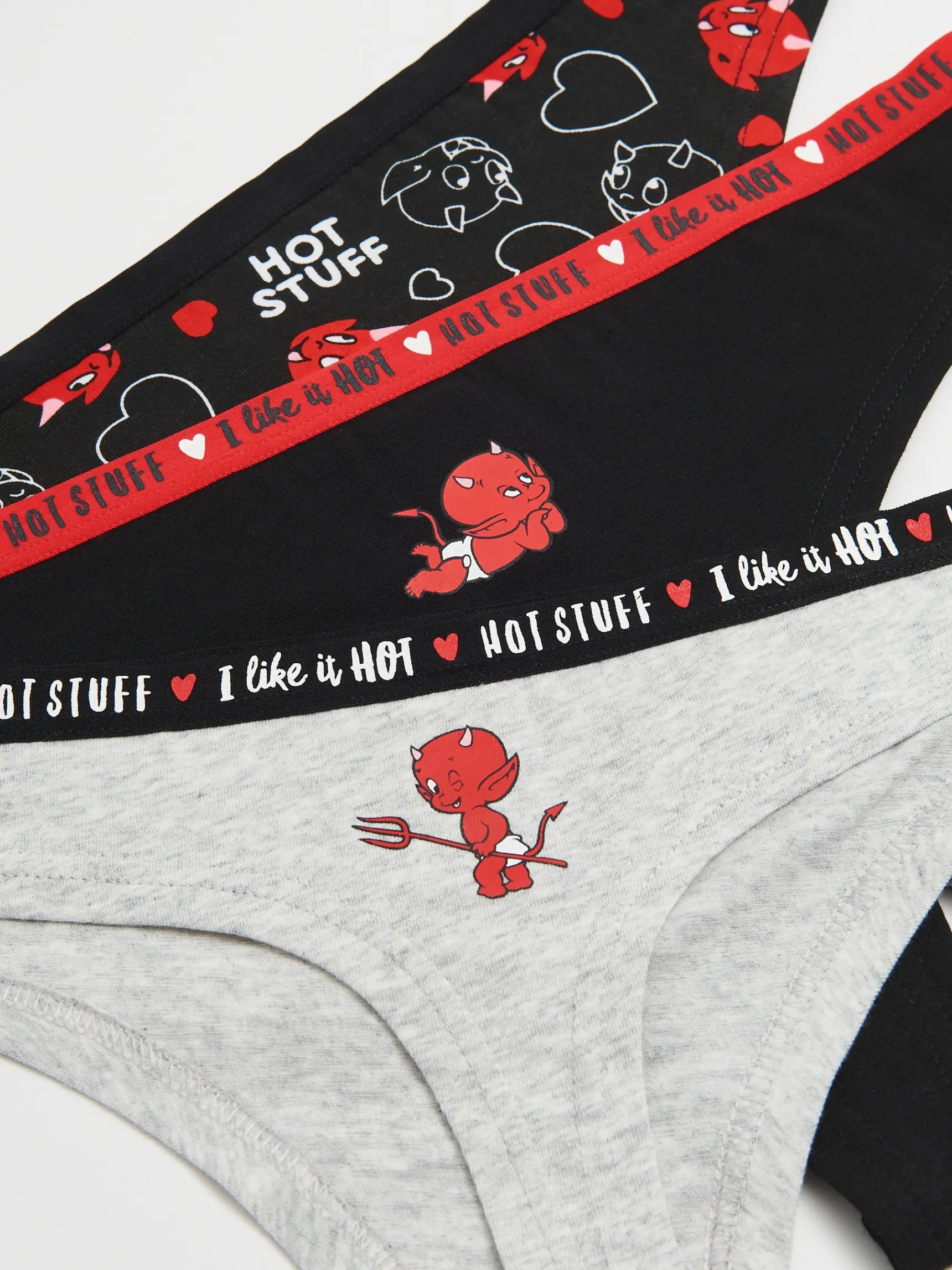 Online Cropp 3 pack stringów Hot Stuff The Lttle Devil czarny