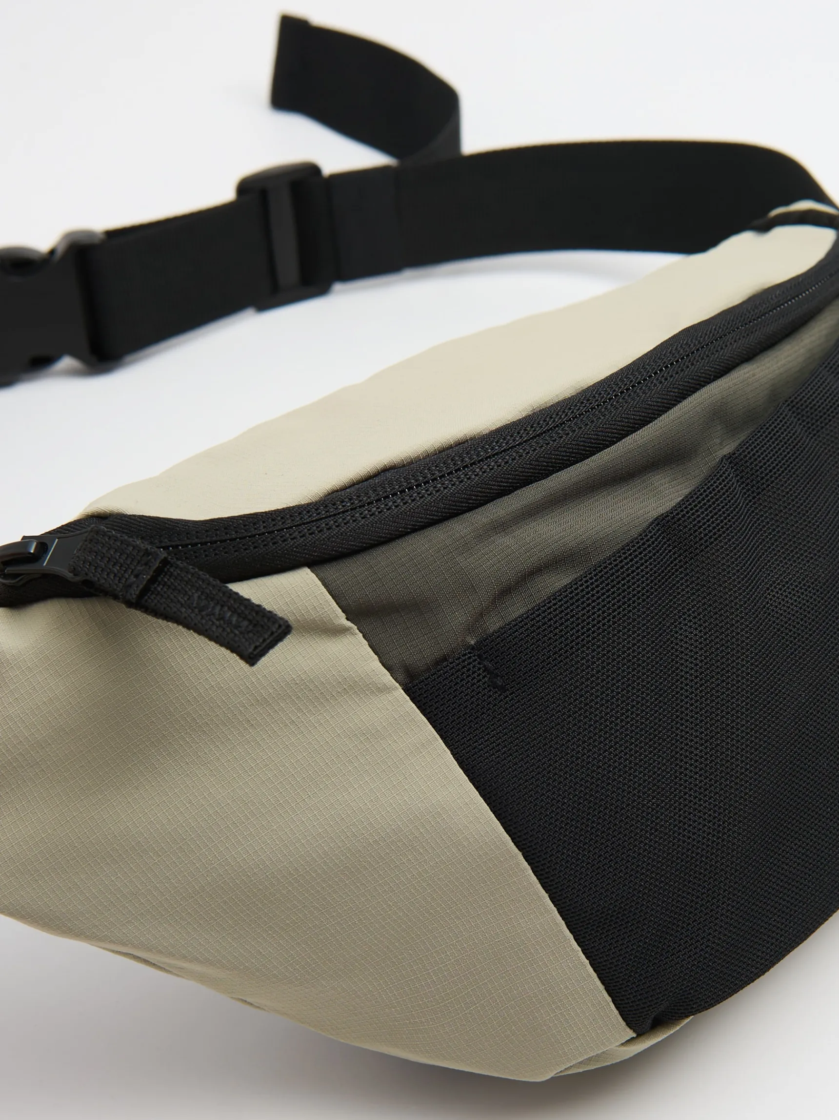 Sale Cropp Beżowa nerka z efektem reflective beżowy
