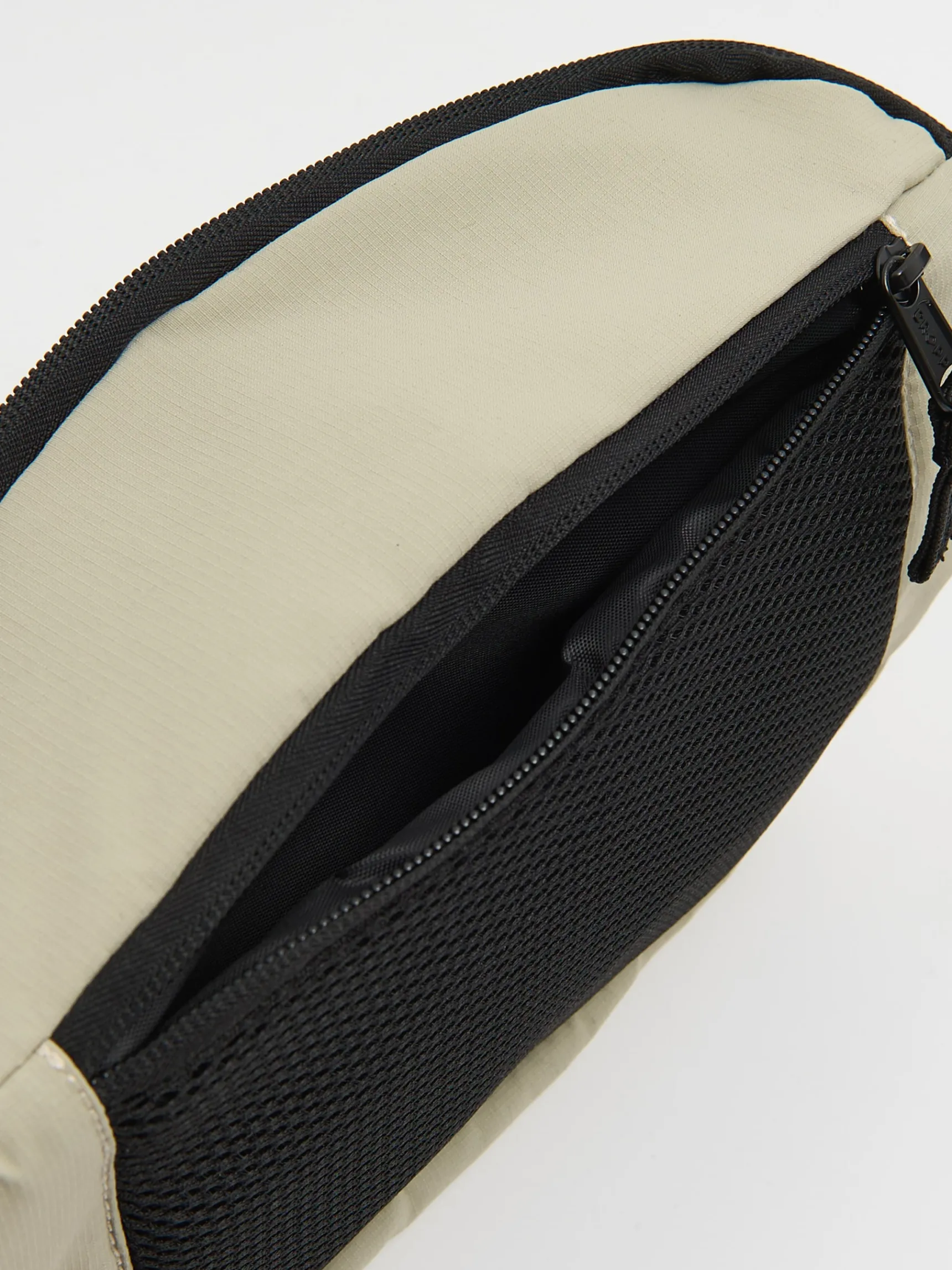 Sale Cropp Beżowa nerka z efektem reflective beżowy
