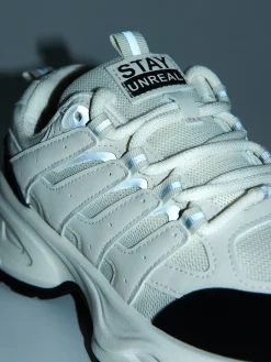 New Cropp Beżowe sneakersy z odblaskowymi elementami beżowy