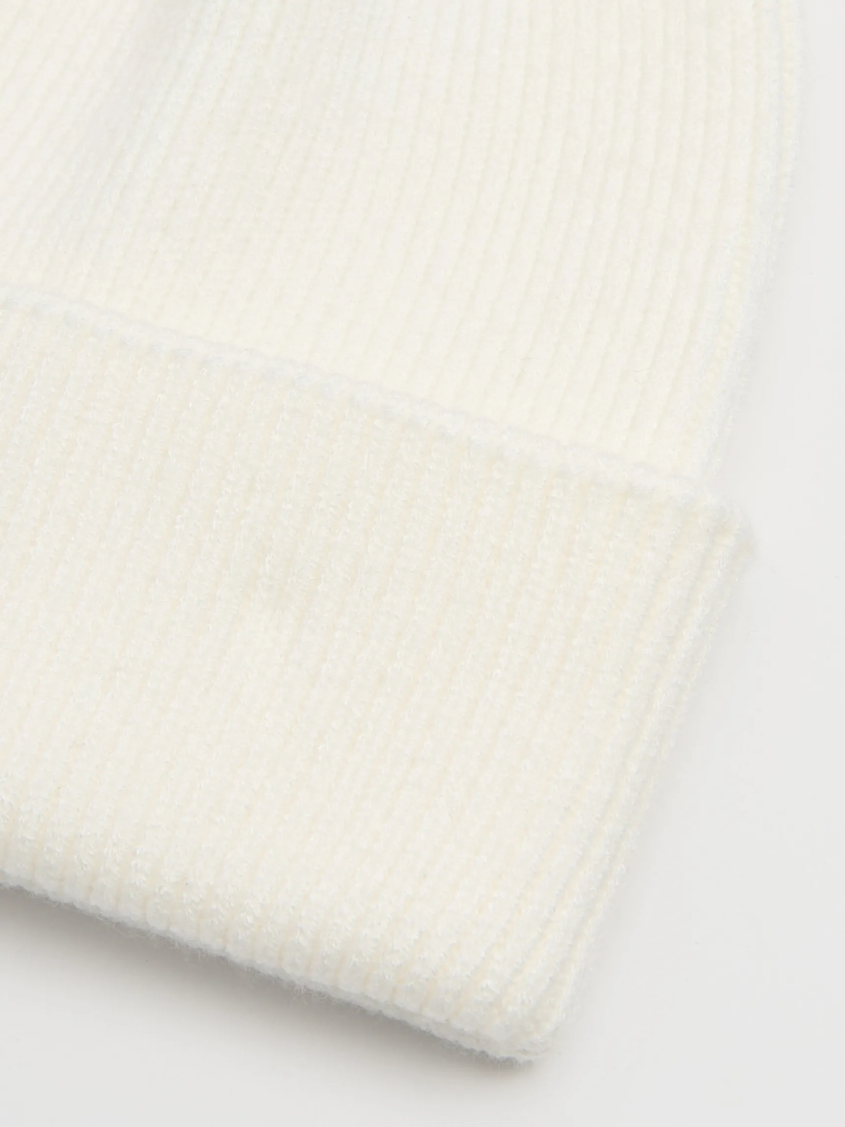 Discount Cropp Biała czapka beanie z dodatkiem wiskozy biały