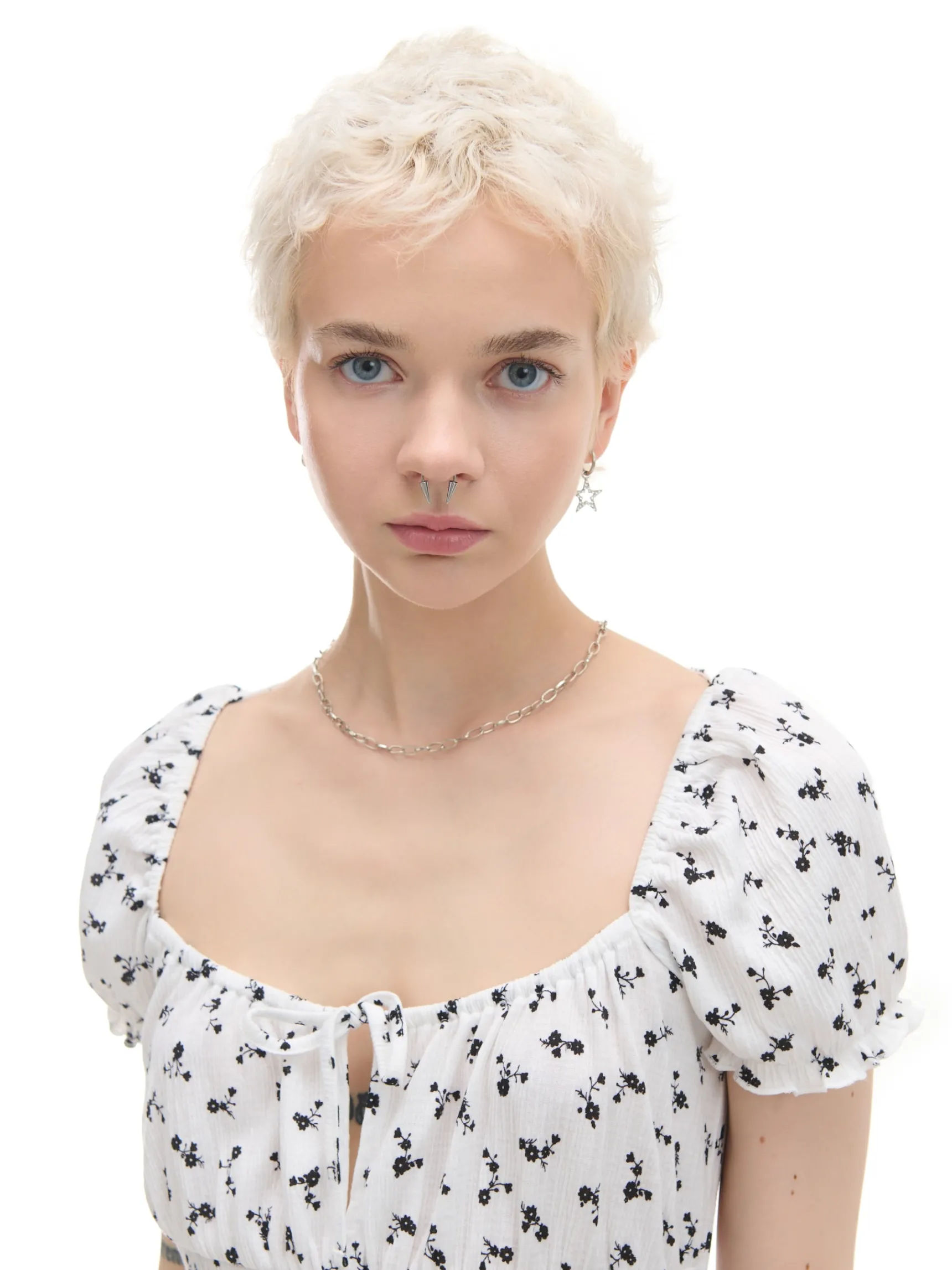 Discount Cropp Biała sukienka midi w kwiaty biały