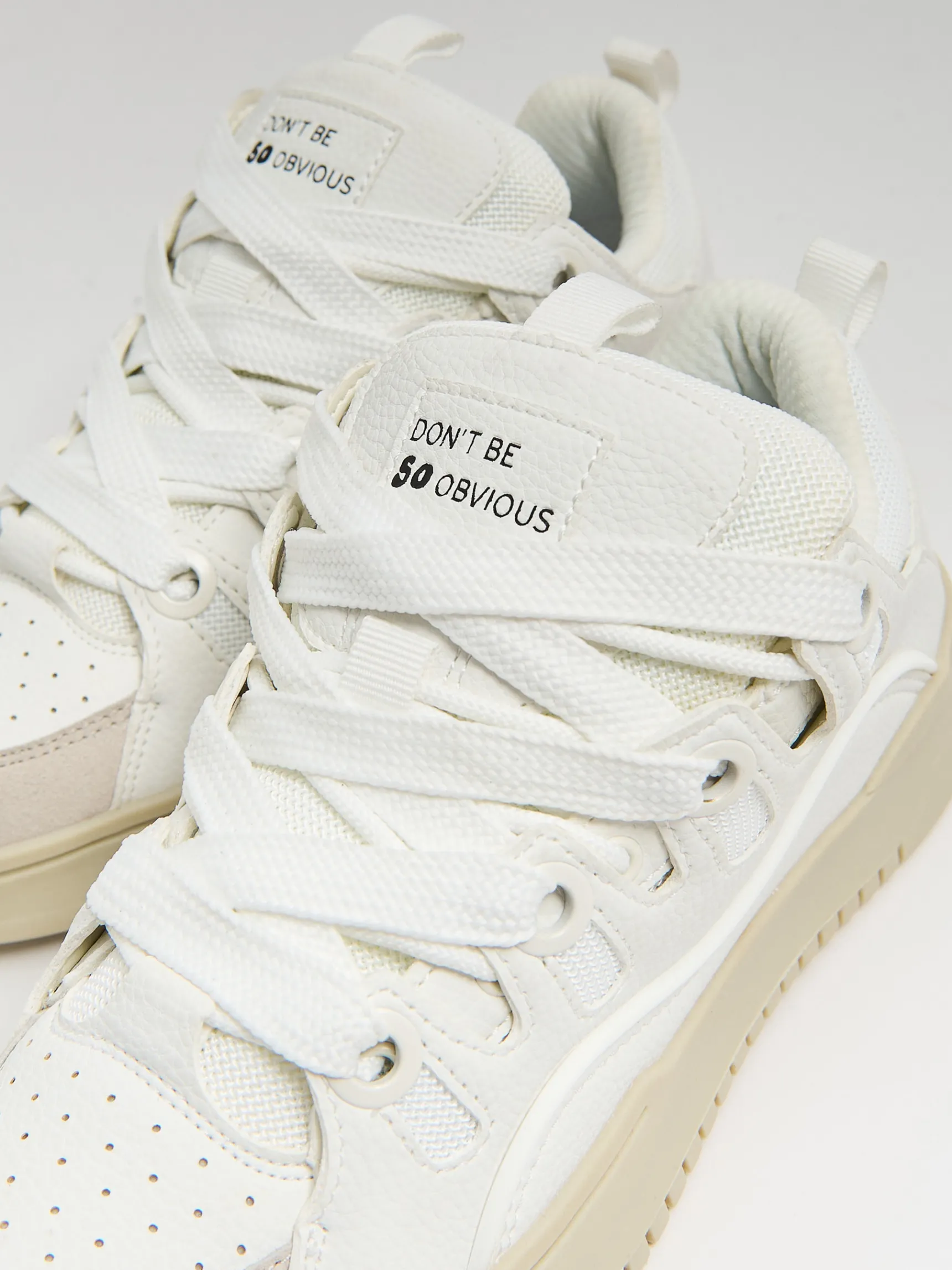 Clearance Cropp Białe sportowe sneakersy biały