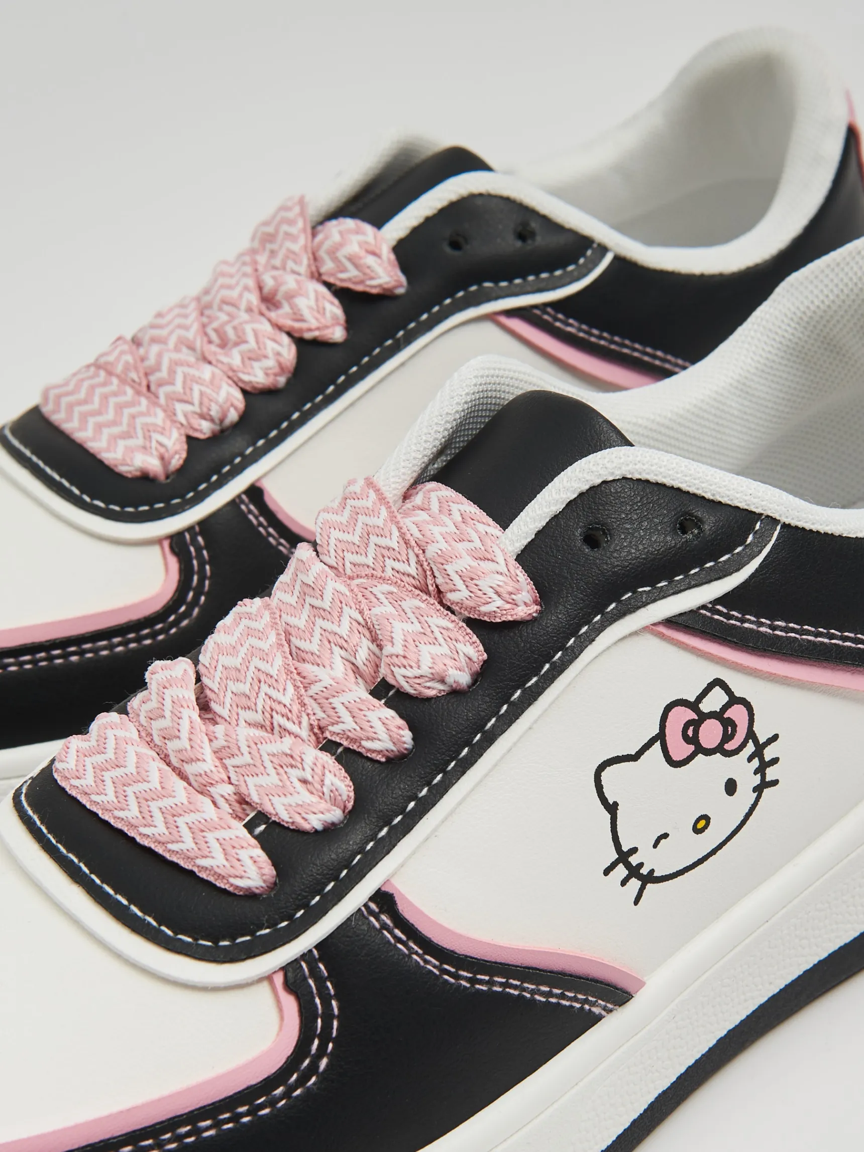 New Cropp Biało-czarne sneakersy Hello Kitty czarny