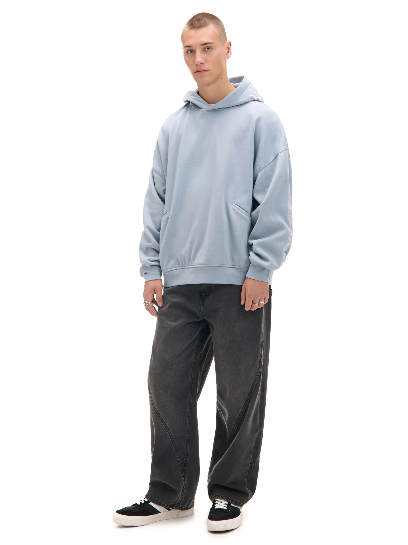 Outlet Cropp Błękitna bluza z kapturem i naszywkami błękitny