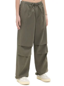 Sale Cropp Ciemnozielone jeansy parachute zielony