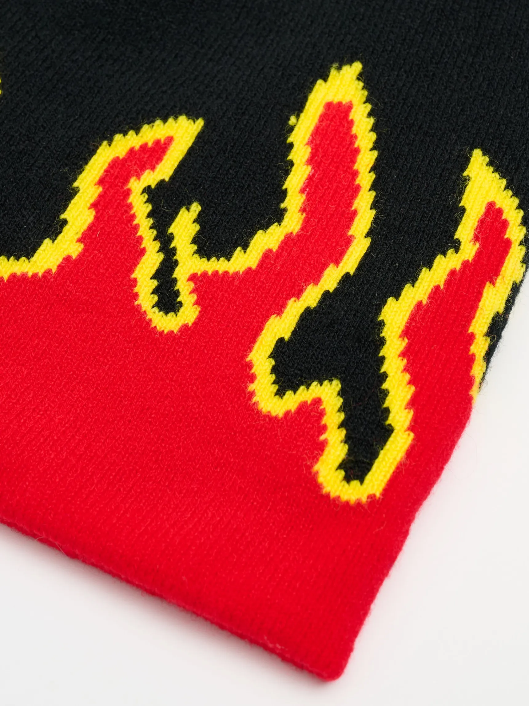 Outlet Cropp Czapka beanie z nadrukiem płomieni czerwony