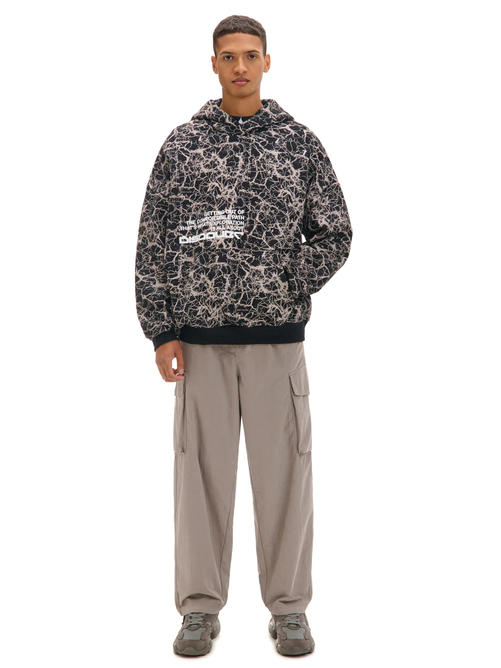 New Cropp Czarna bluza hoodie z nadrukiem all over czarny