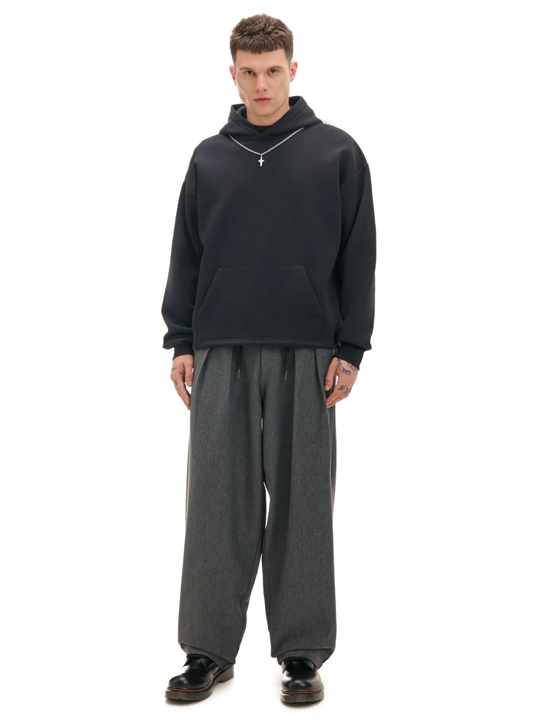 Online Cropp Czarna bluza hoodie z naszyjnikiem czarny