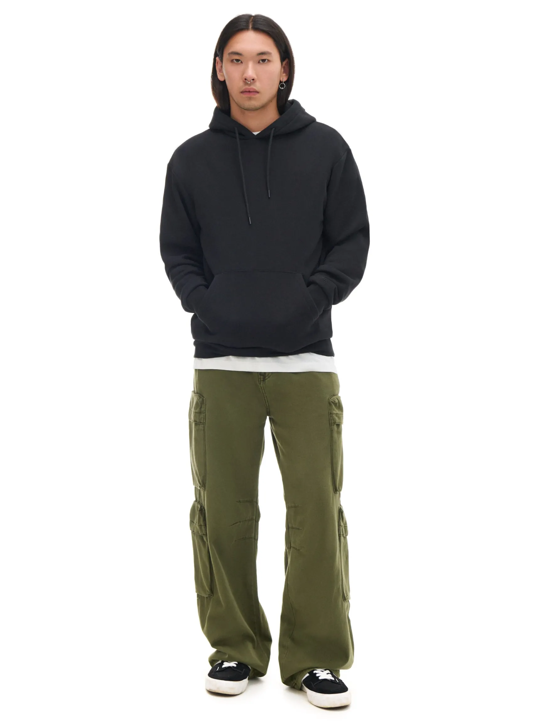 Discount Cropp Czarna bluza regular z kapturem czarny