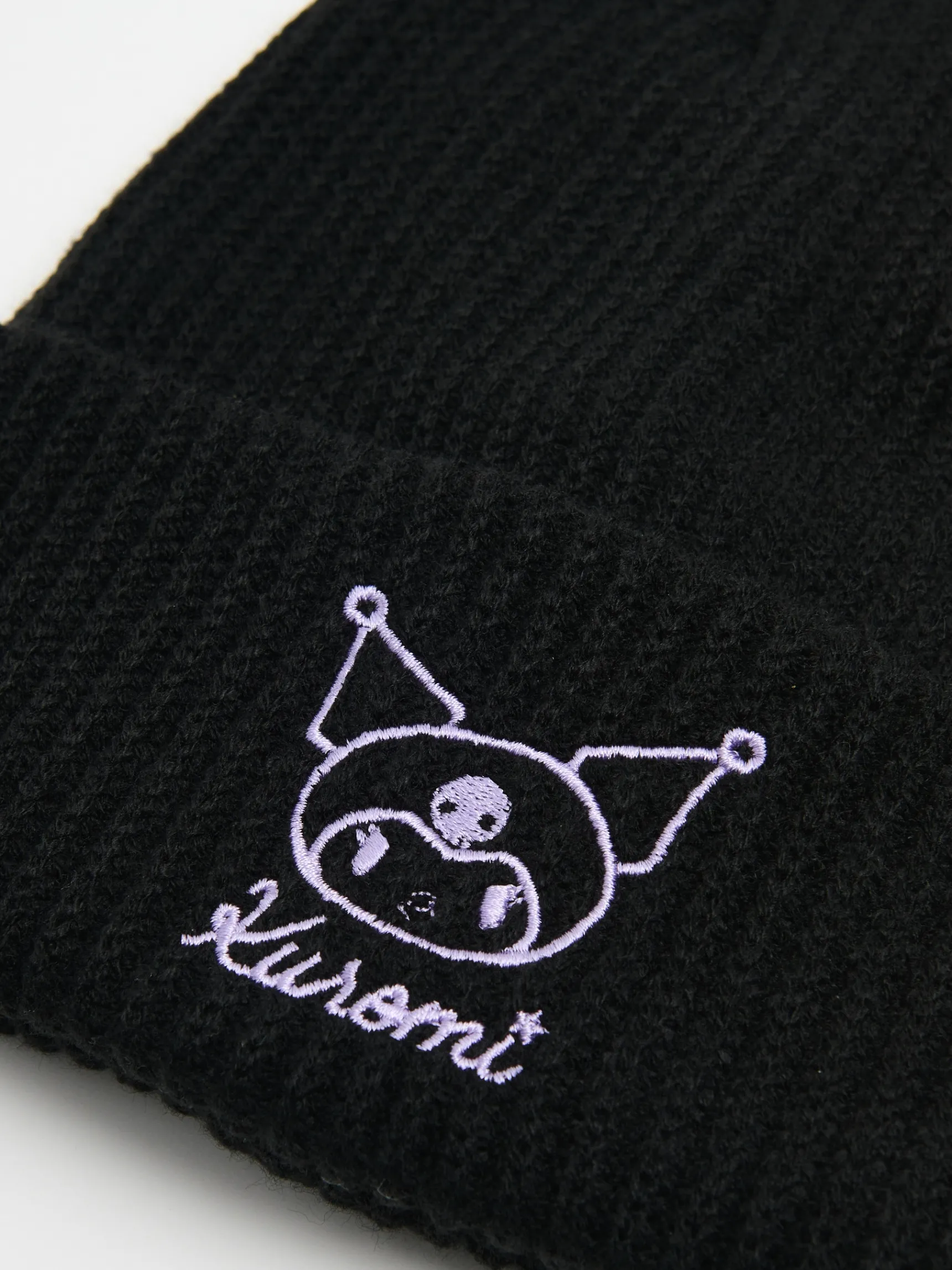 Online Cropp Czarna czapka beanie Kuromi czarny