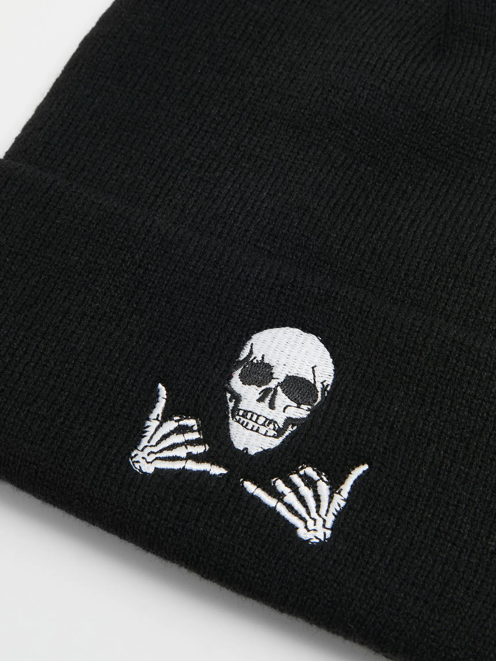 Sale Cropp Czarna czapka beanie z kościotrupem czarny