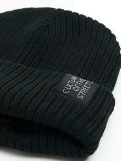 Discount Cropp Czarna czapka beanie z naszywką czarny