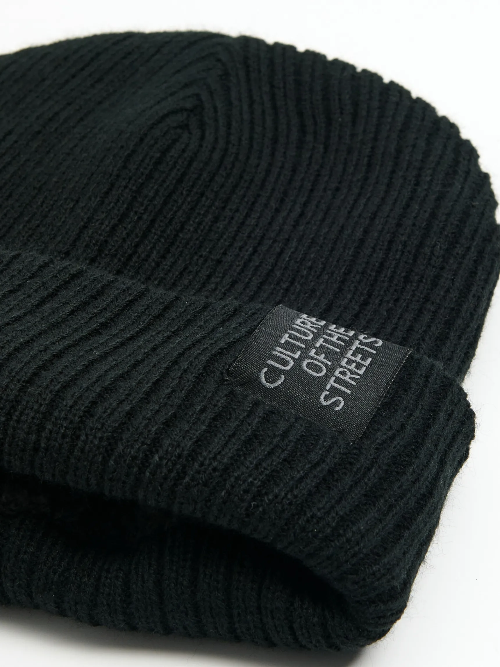 Discount Cropp Czarna czapka beanie z naszywką czarny