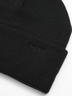 Clearance Cropp Czarna czapka beanie z naszywką czarny