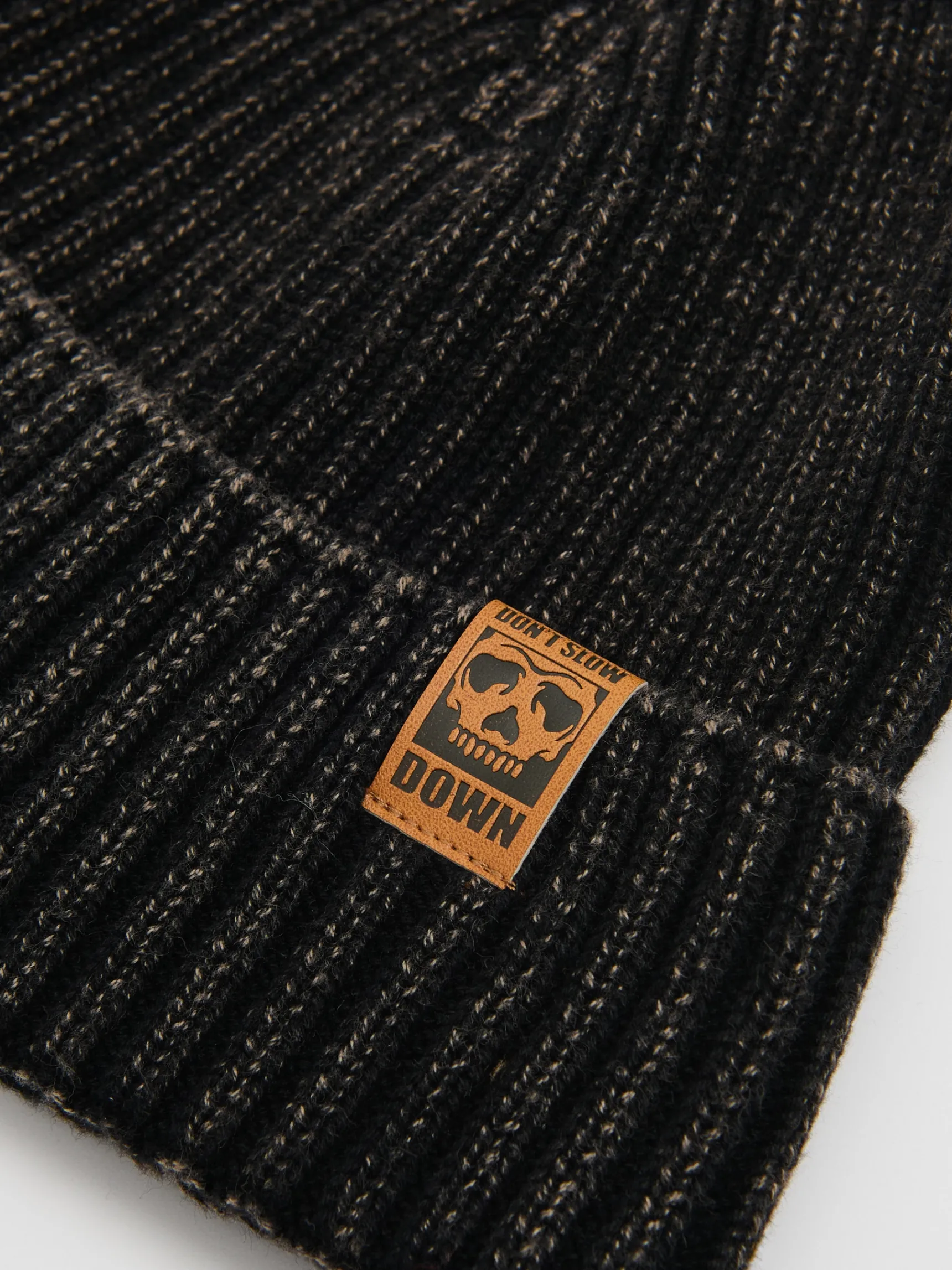 New Cropp Czarna czapka beanie z naszywką czarny