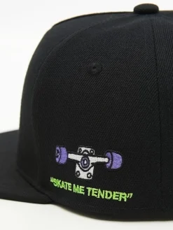 New Cropp Czarna czapka snapback z haftem czarny