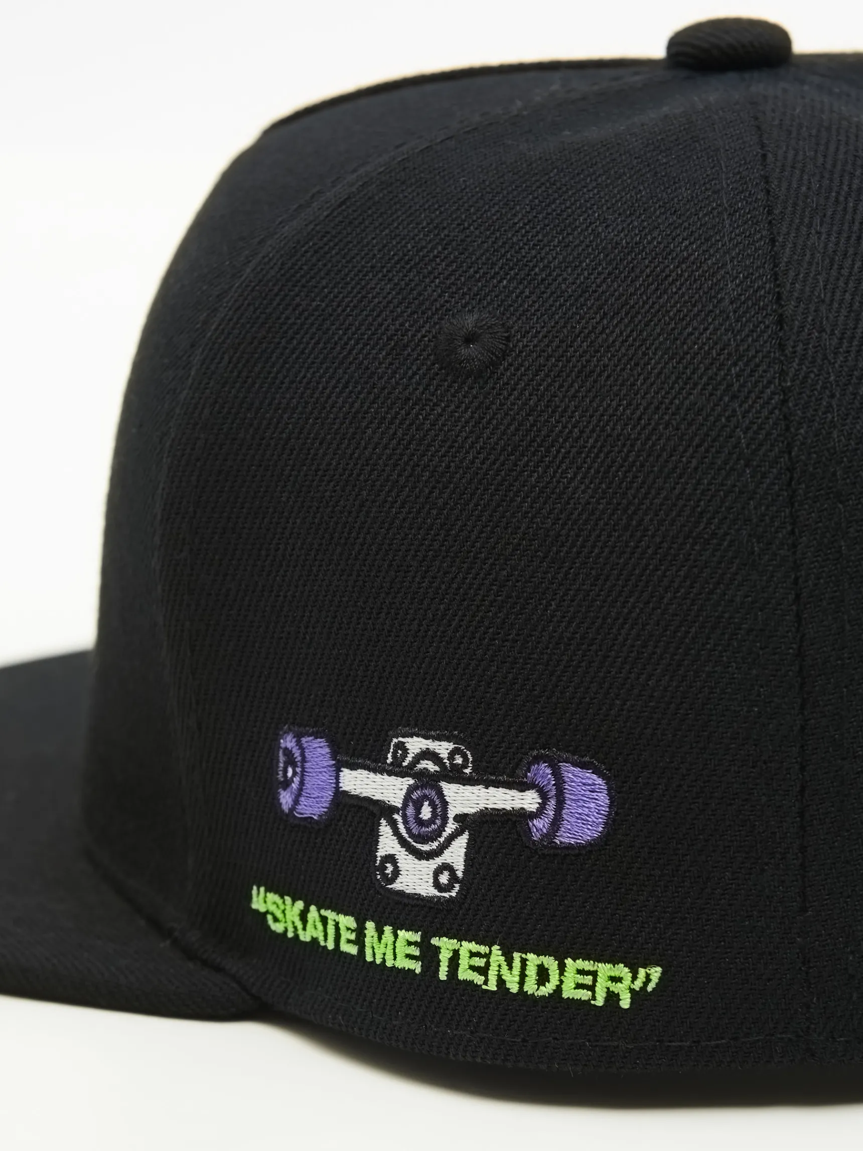 New Cropp Czarna czapka snapback z haftem czarny