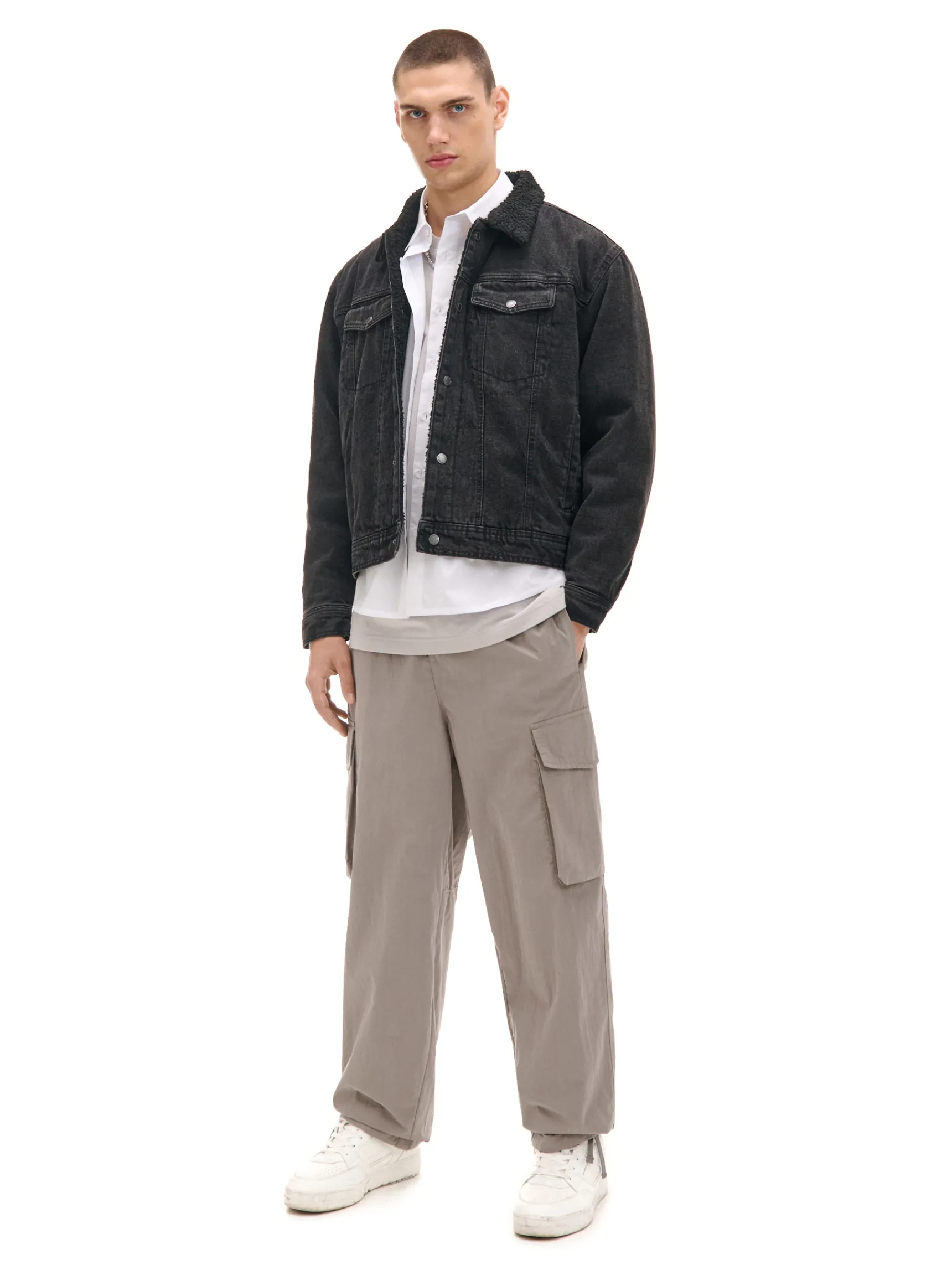 Discount Cropp Czarna jeansowa kurtka sherpa czarny