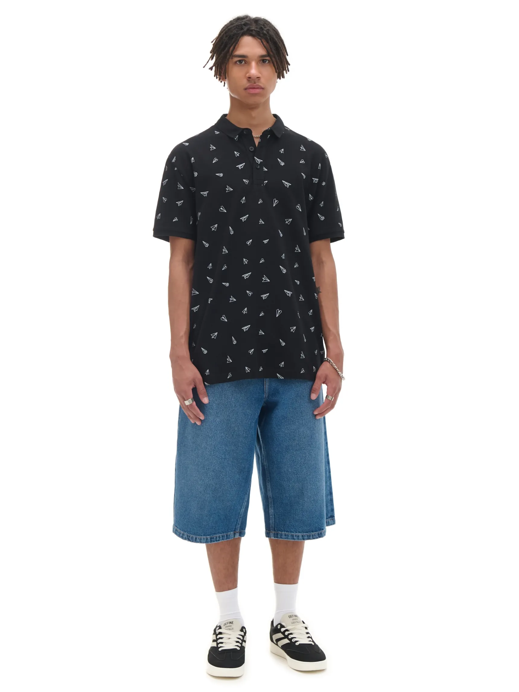 Online Cropp Czarna koszulka polo z nadrukami all over czarny