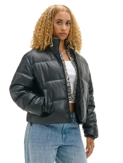 New Cropp Czarna kurtka puffer z efektem skóry czarny