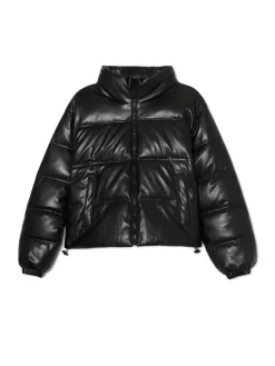 New Cropp Czarna kurtka puffer z efektem skóry czarny