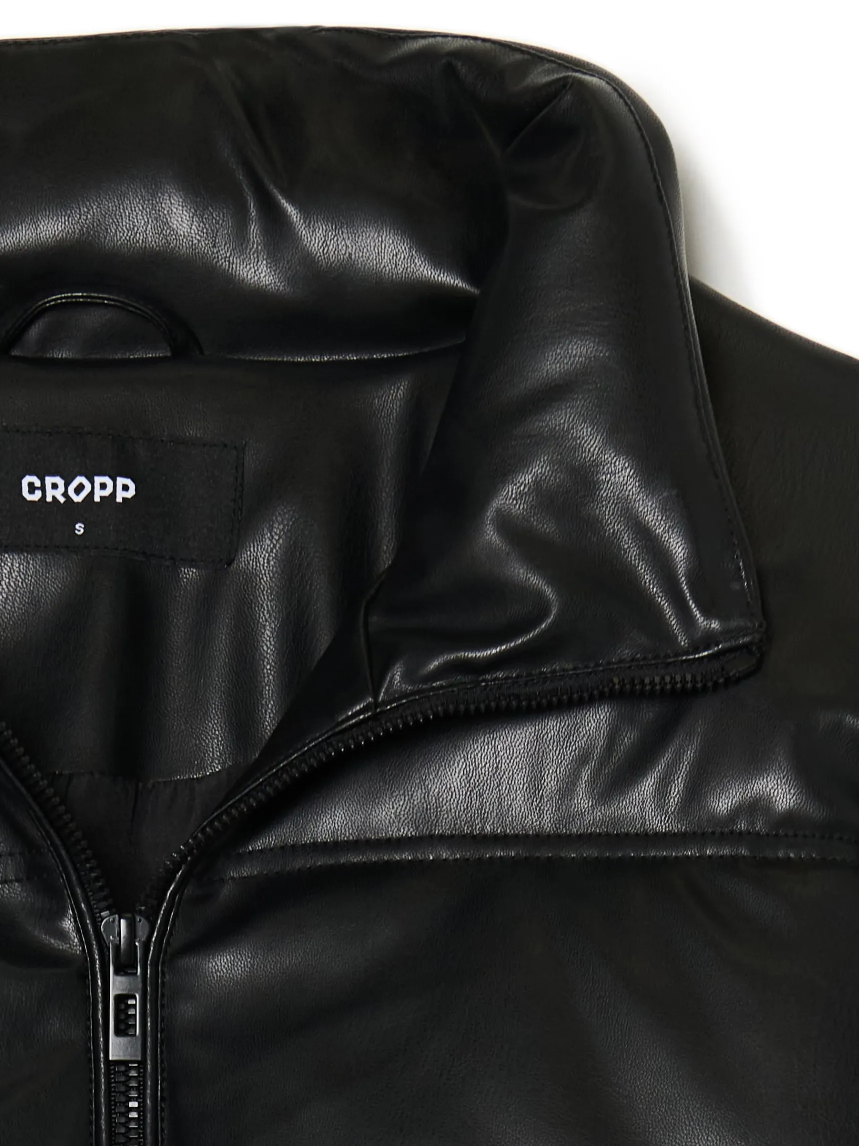 New Cropp Czarna kurtka puffer z efektem skóry czarny