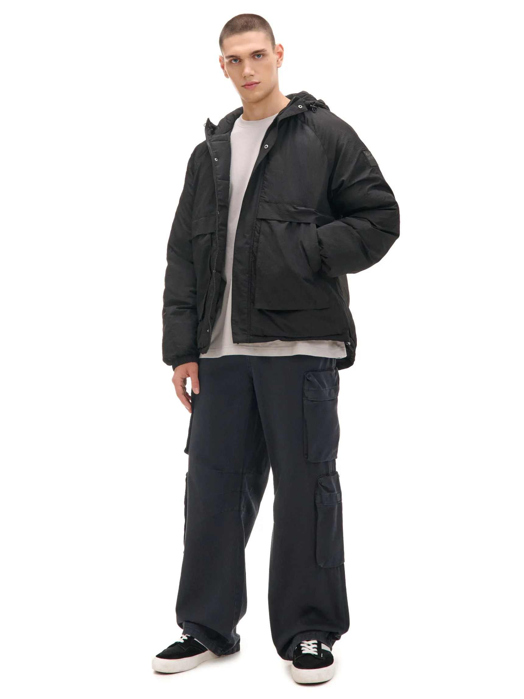 Discount Cropp Czarna kurtka z kapturem czarny