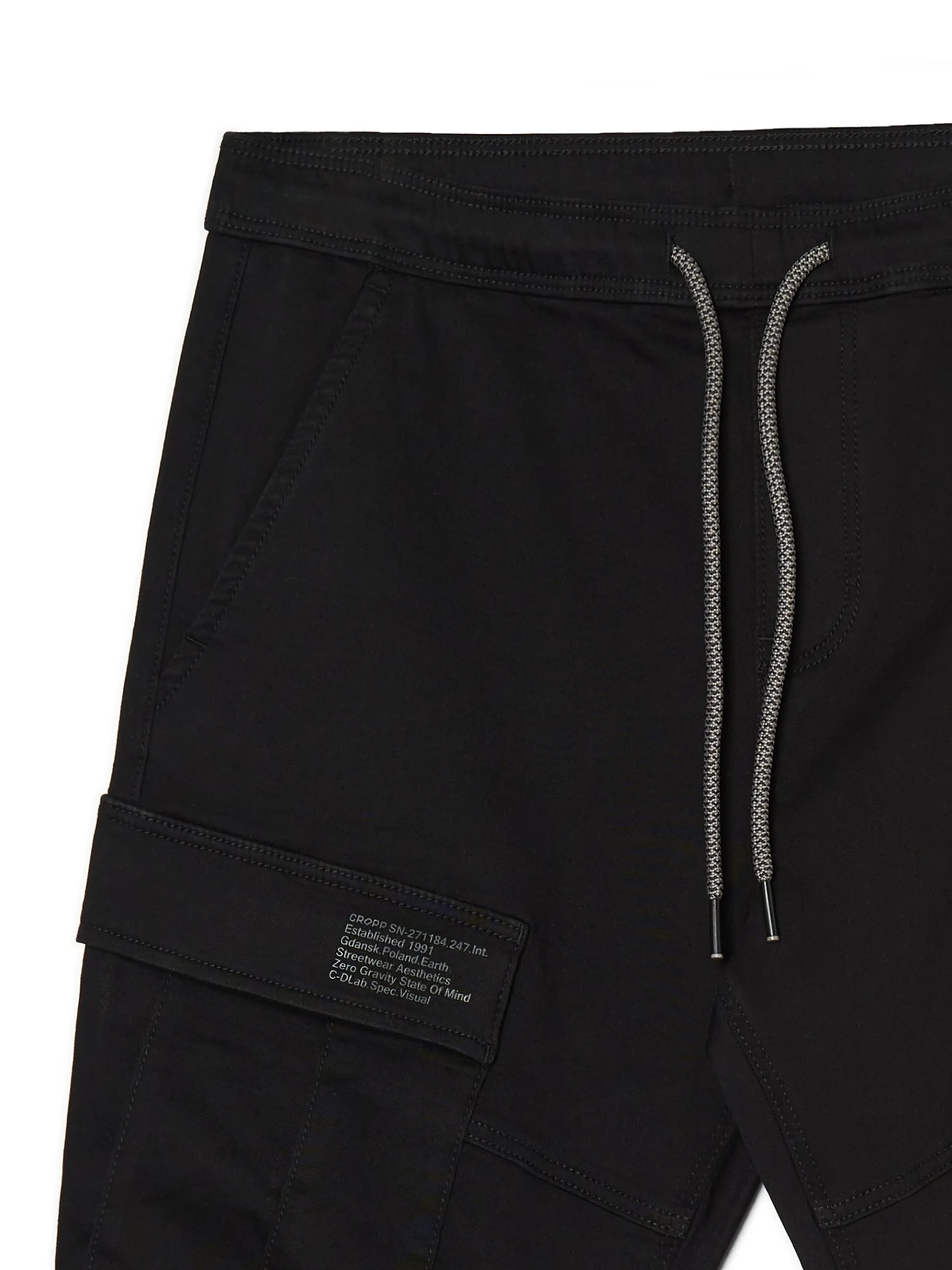 Clearance Cropp Czarne jeansy jogger z kieszeniami cargo czarny