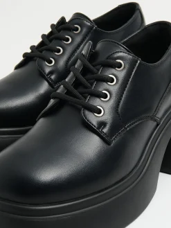 Discount Cropp Czarne loafersy z imitacji skóry czarny