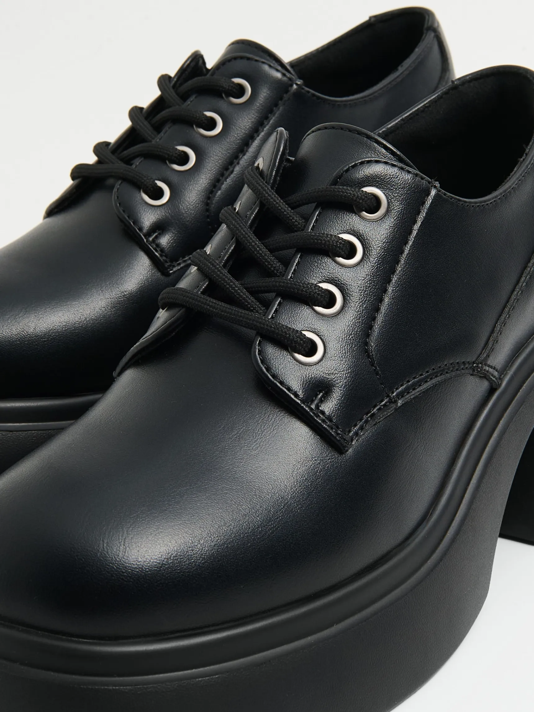 Discount Cropp Czarne loafersy z imitacji skóry czarny