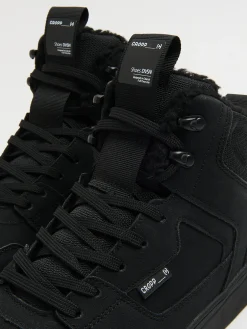 Hot Cropp Czarne sneakersy ze sztucznym barankiem czarny