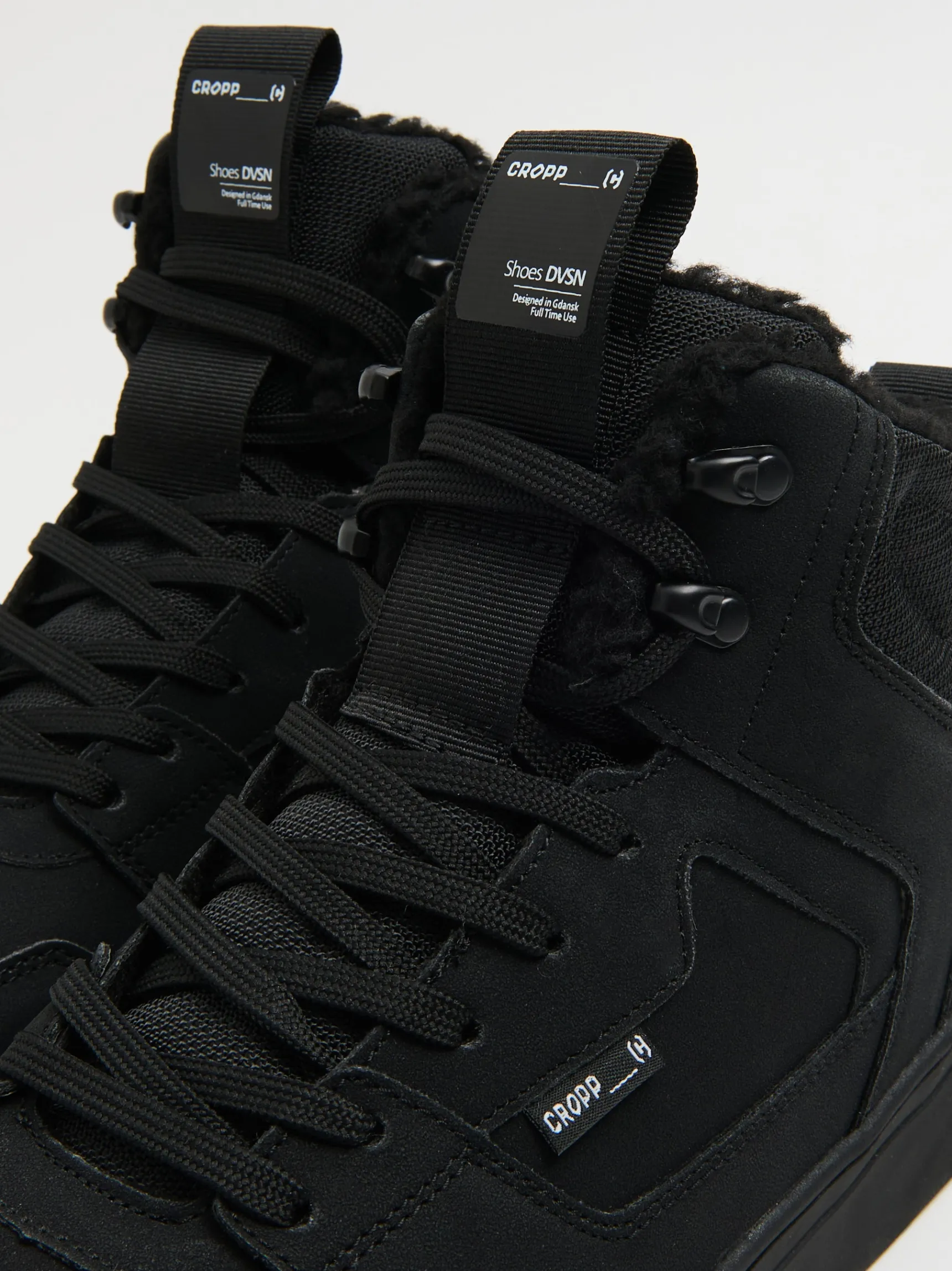 Hot Cropp Czarne sneakersy ze sztucznym barankiem czarny