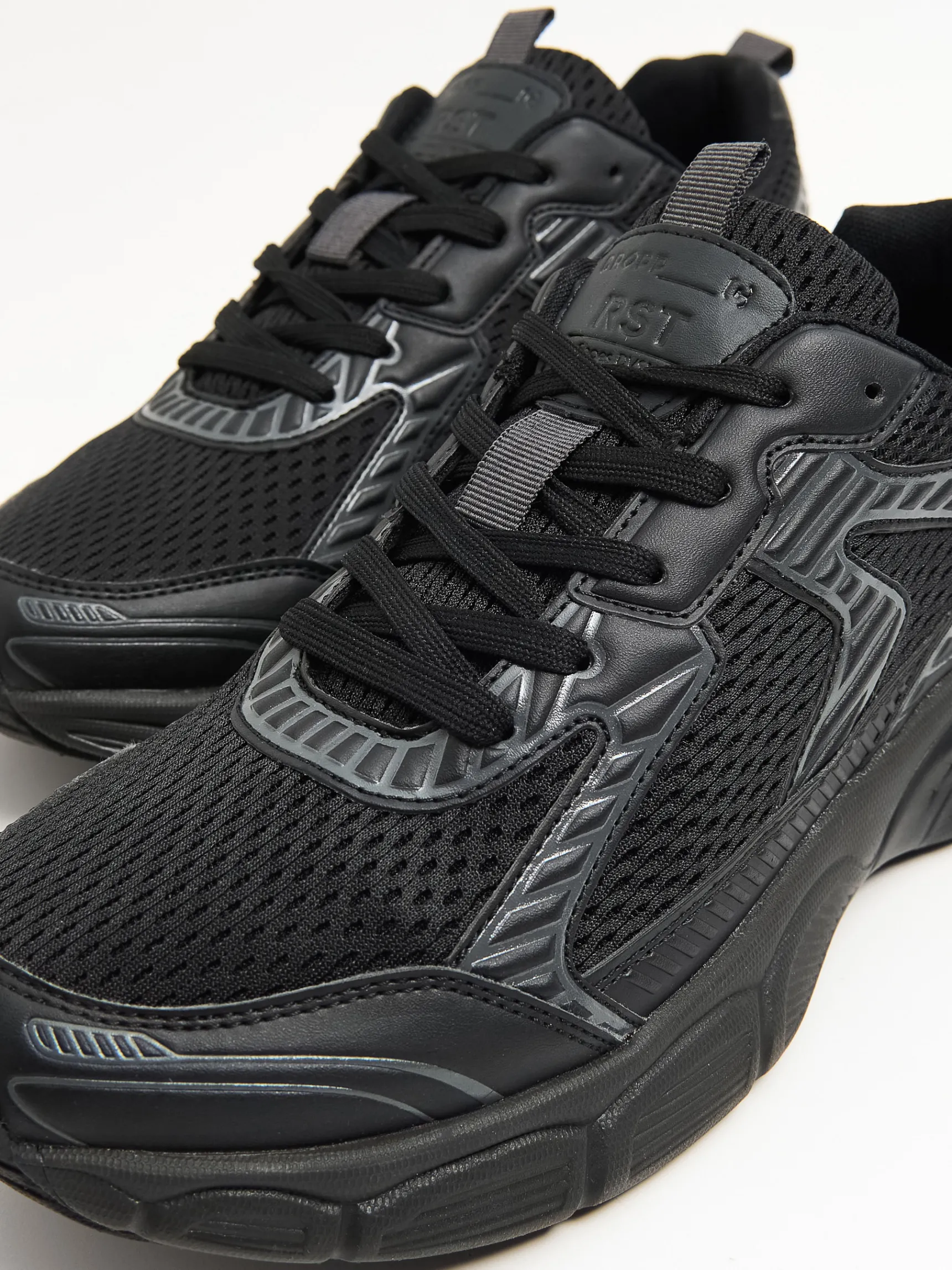 Online Cropp Czarne sportowe sneakersy czarny