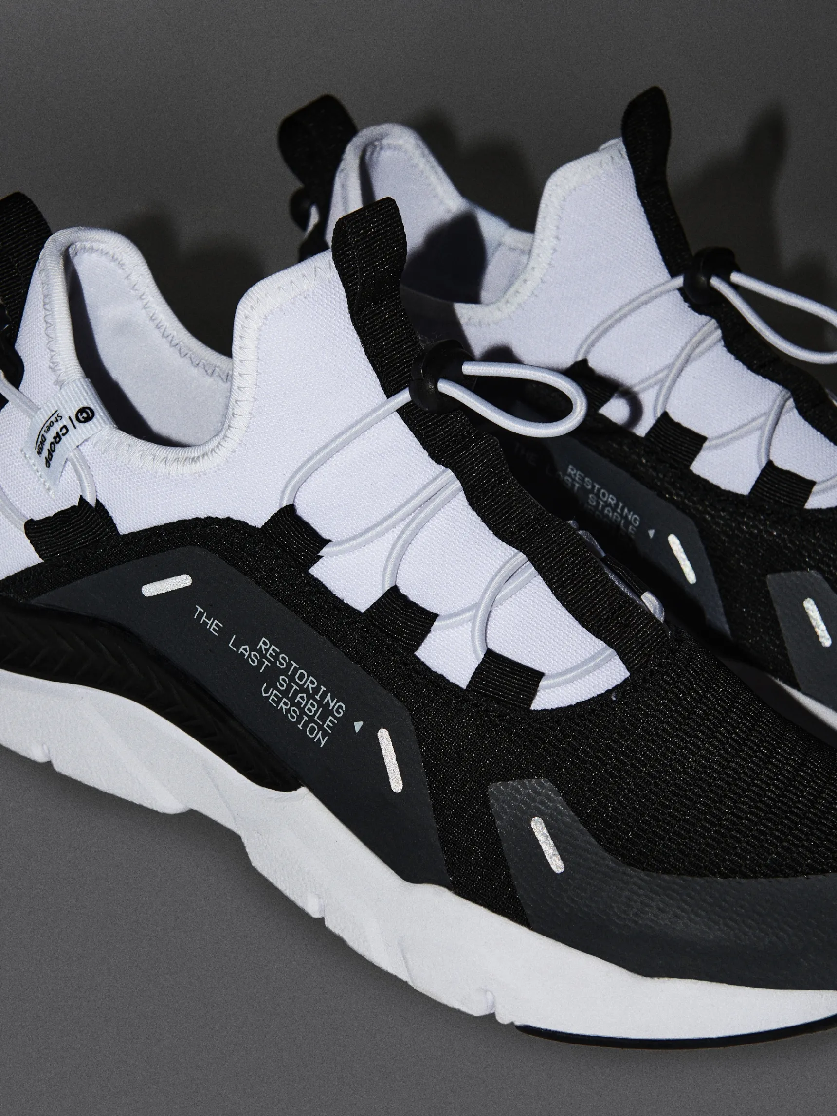 Best Cropp Czarno-białe sneakersy z odblaskowymi detalami biały