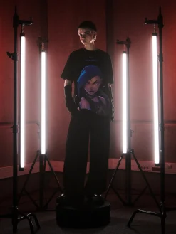 Discount Cropp T-shirt z Jinx z Arcane czarny