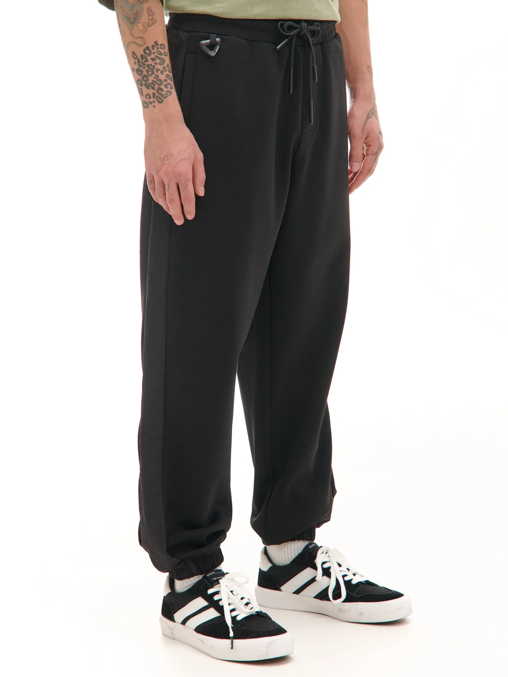 Sale Cropp Dresowe joggery comfort fit z lampasami czarny