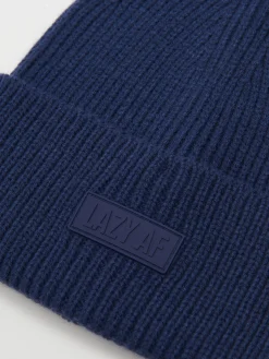 Outlet Cropp Granatowa czapka beanie z naszywką granatowy