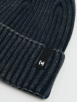 Discount Cropp Granatowa czapka beanie z naszywką granatowy