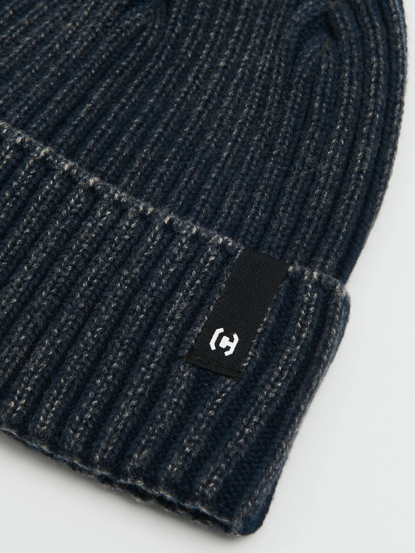Discount Cropp Granatowa czapka beanie z naszywką granatowy