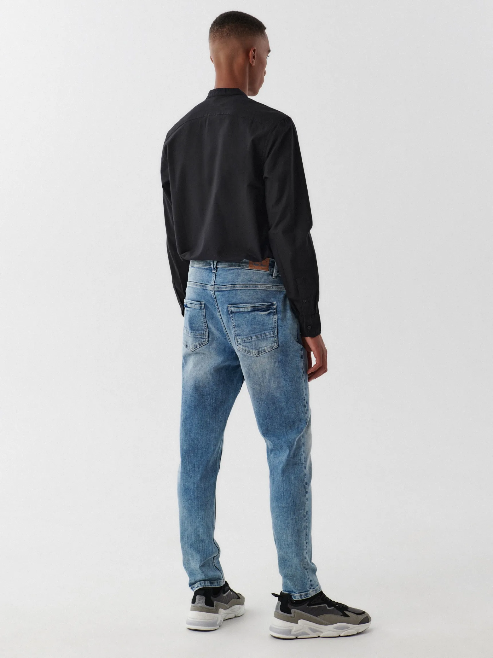 Online Cropp Jasne jeansy carrot niebieski