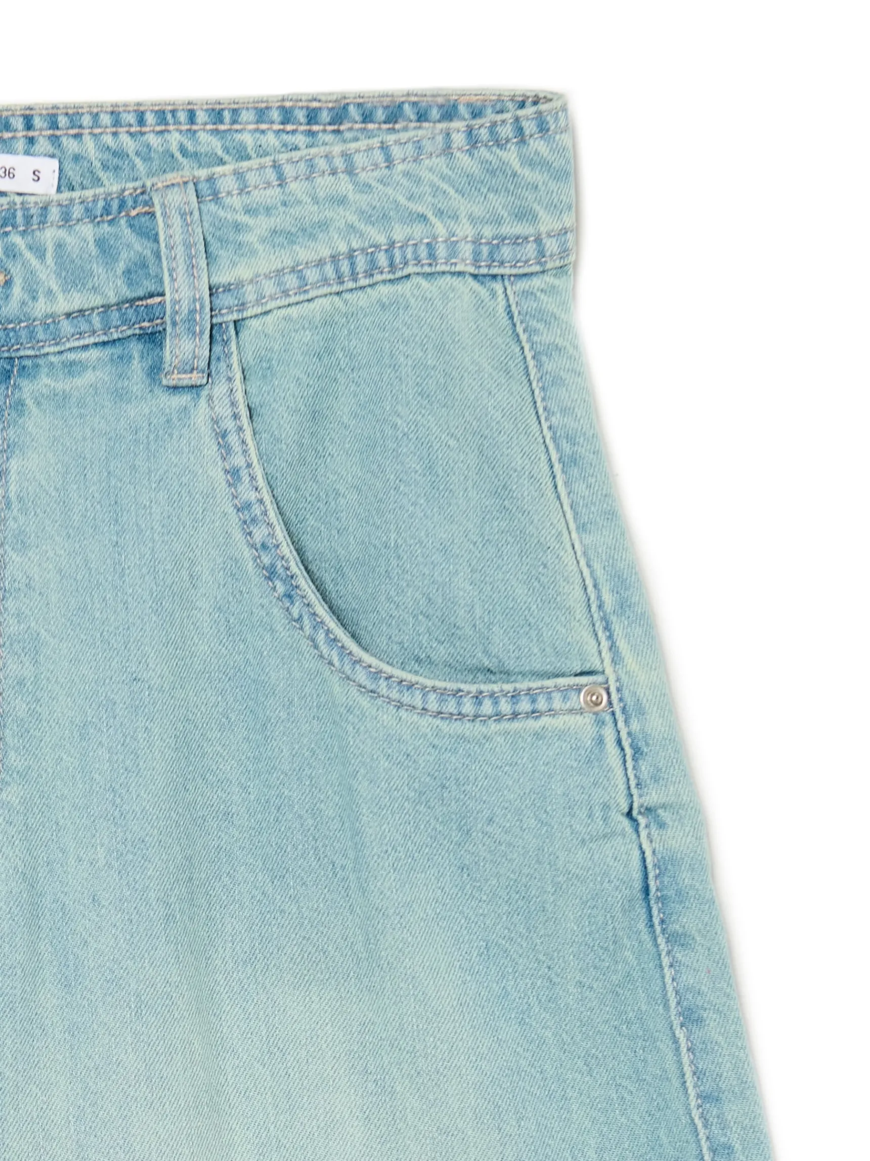 Outlet Cropp Jasne jeansy skater z efektem sprania błękitny