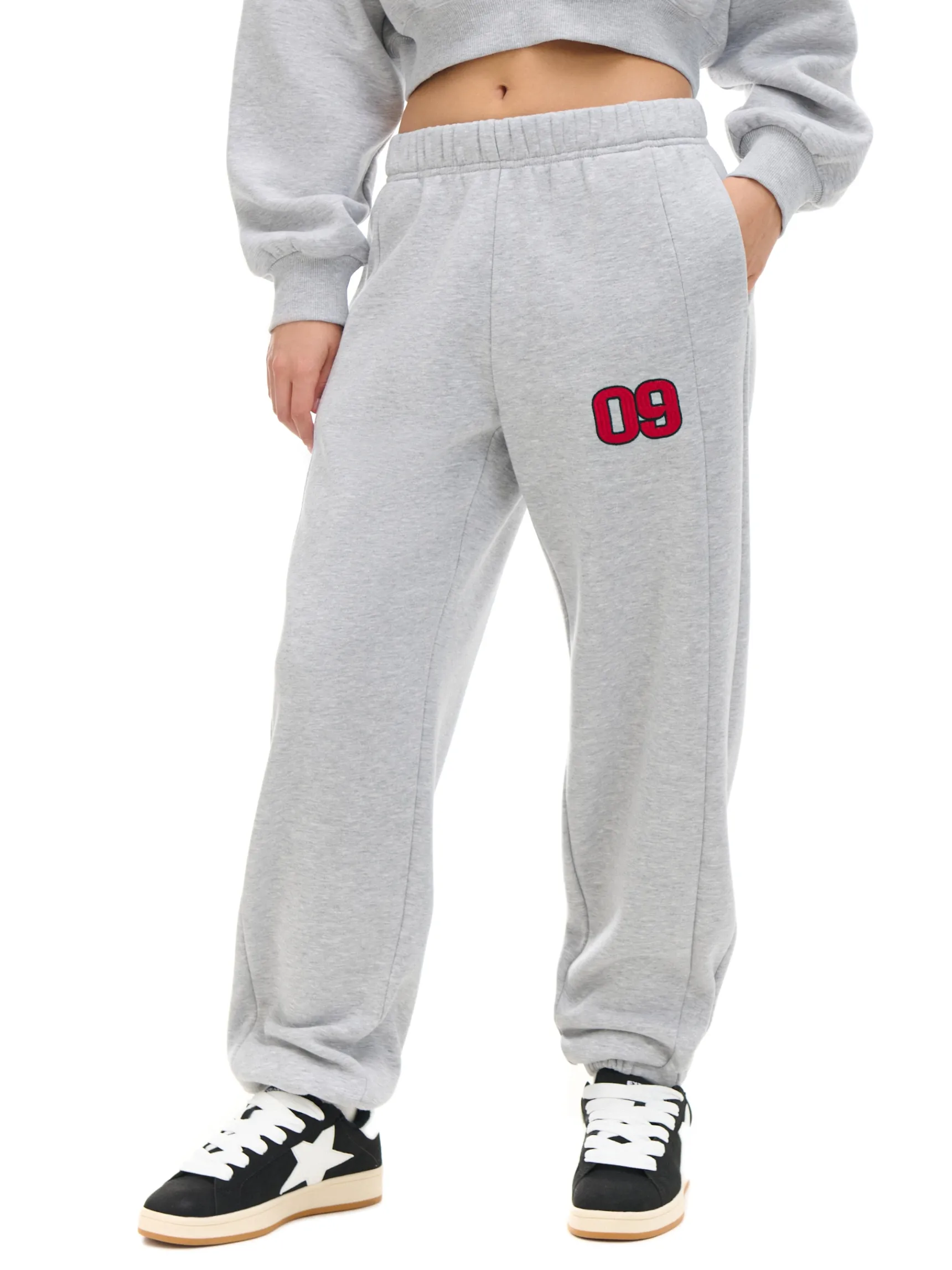 Clearance Cropp Jasnoszare dresowe joggery z naszywką jasnyszary