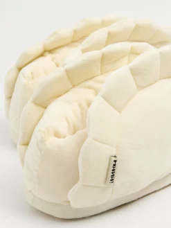 Clearance Cropp Kapcie pierogi kremowy
