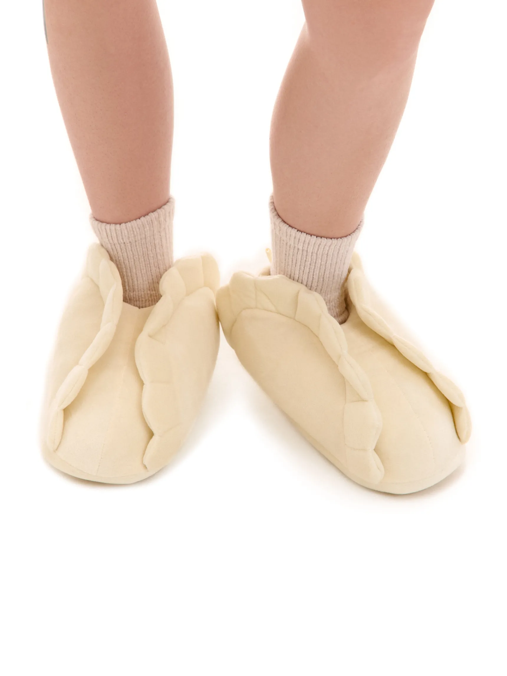 Clearance Cropp Kapcie pierogi kremowy