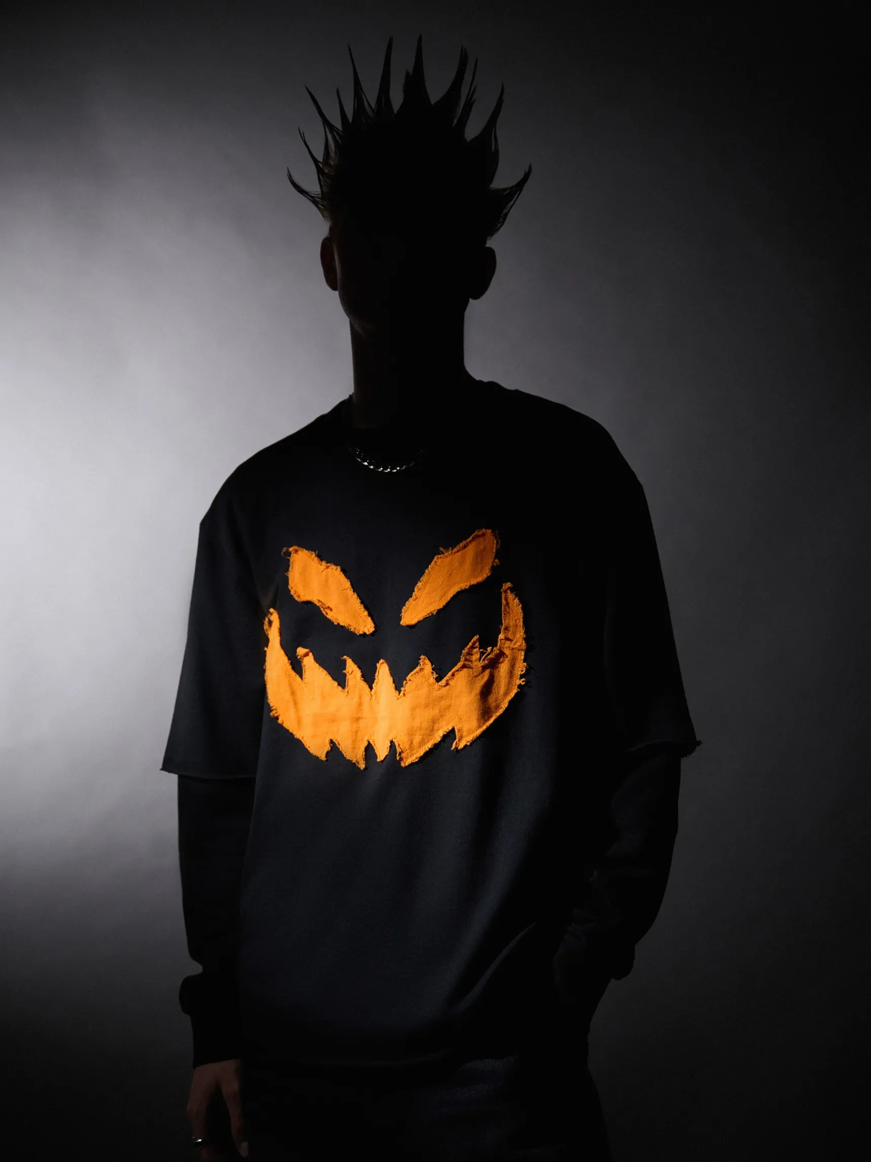 Outlet Cropp Koszulka z haftem Halloween czarny
