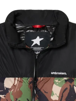 Best Cropp Kurtka puffer z militarnym nadrukiem zielony