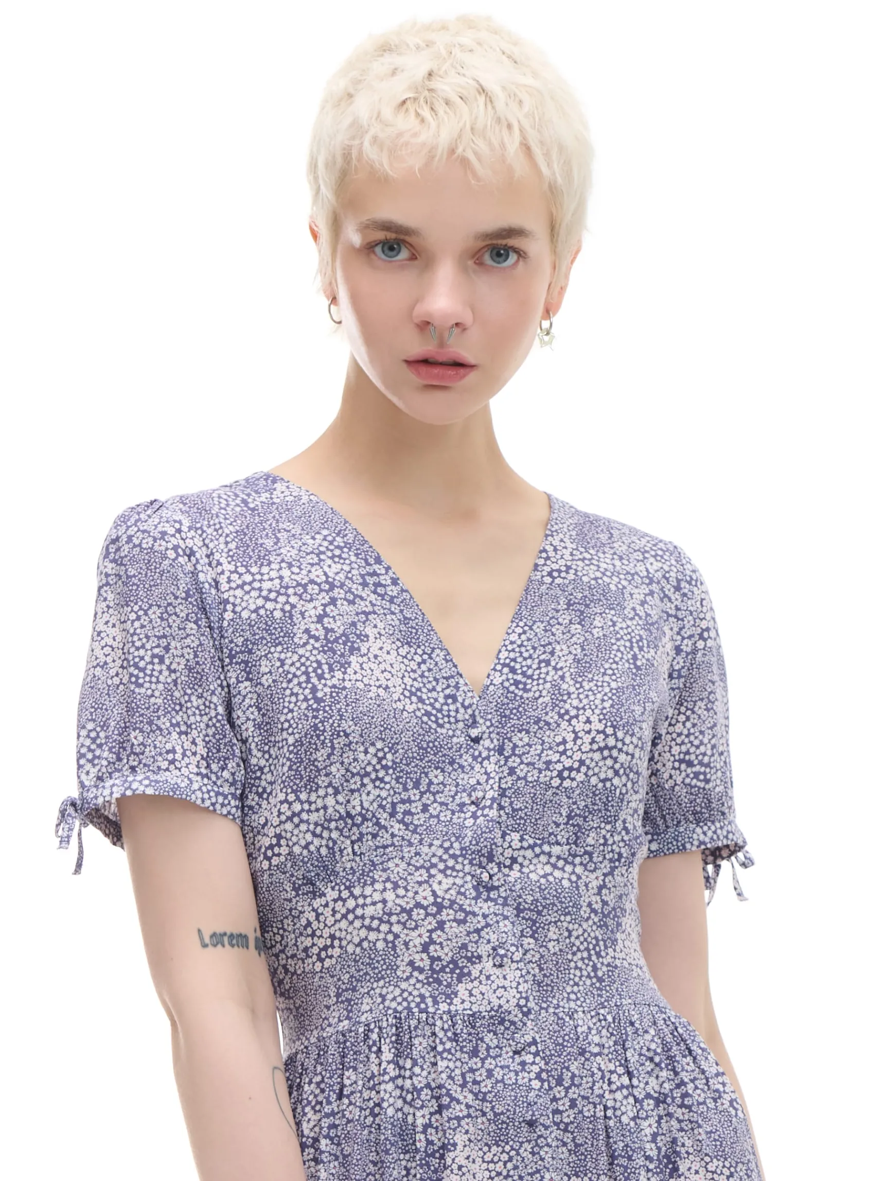 Clearance Cropp Niebieska sukienka midi w kwiaty granatowy