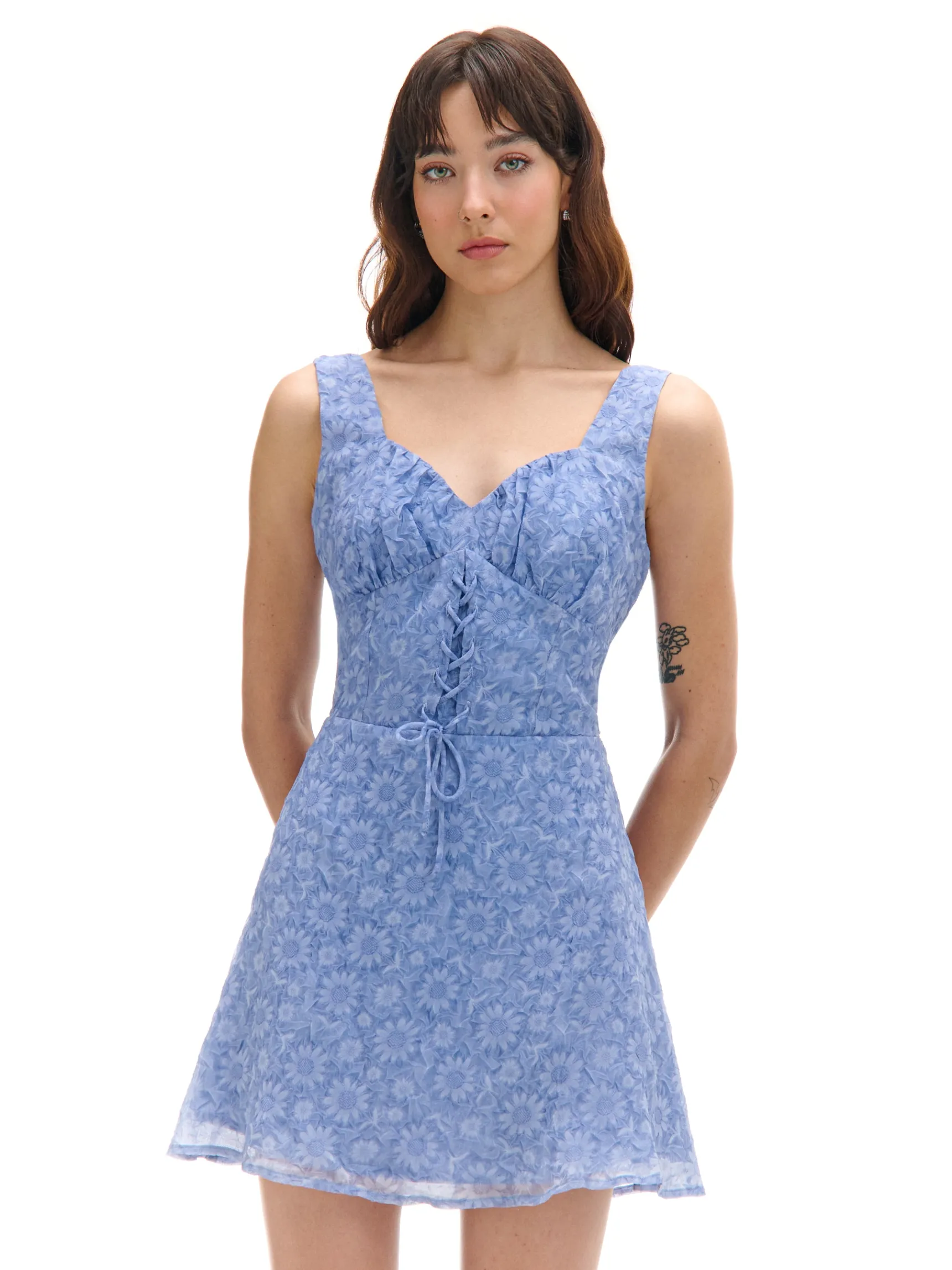 Sale Cropp Niebieska sukienka mini w kwiaty niebieski