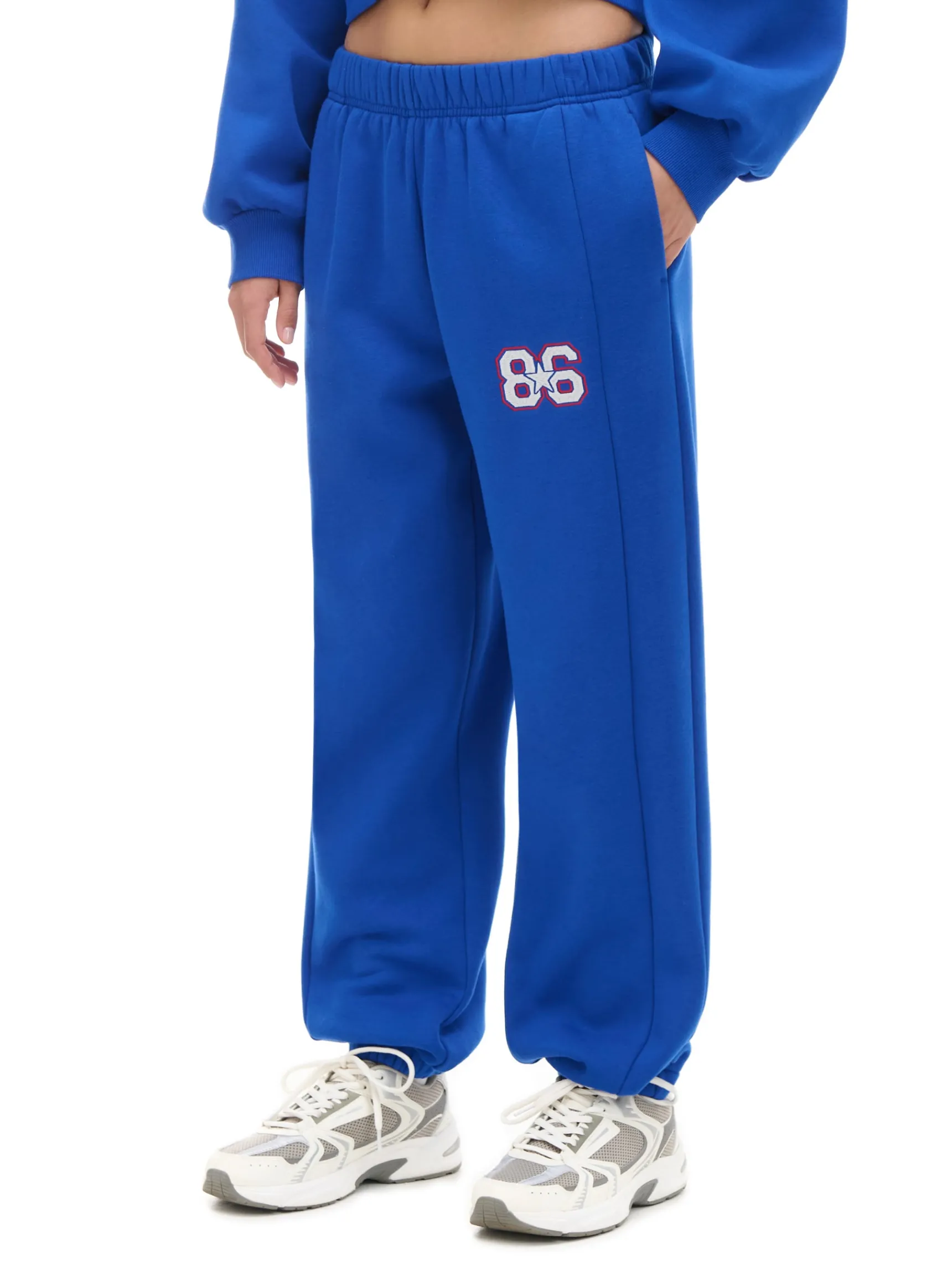 Sale Cropp e dresowe joggery z naszywką niebieski
